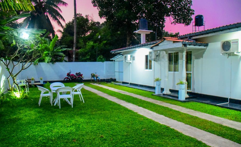Diva Villa Airport Transit Hotel Katunayaka Buitenkant foto